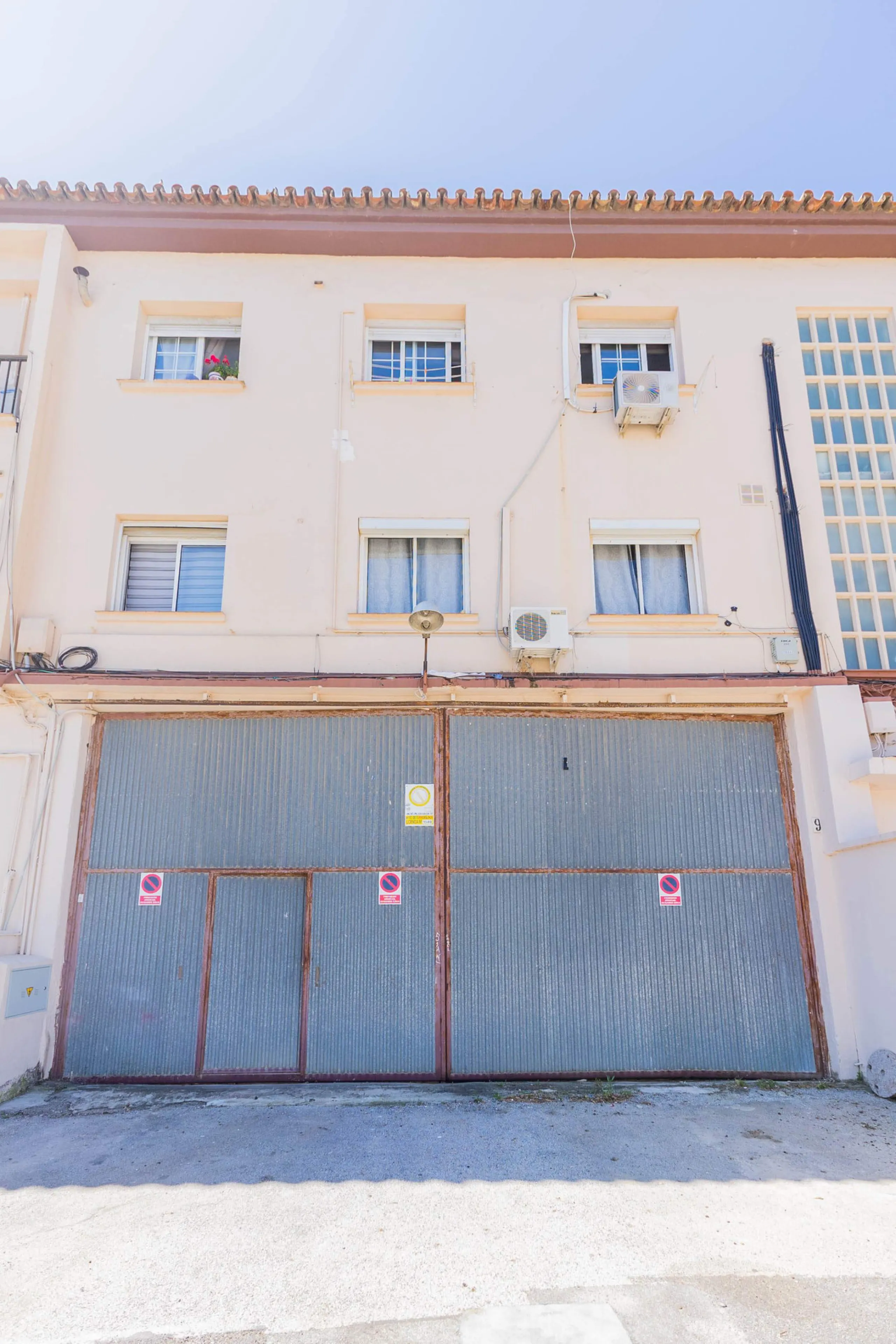 Spacious industrial warehouse/storage facility located in one of the fastest-growing and most promising areas of Torremolinos. A versatile, well-positioned property offering multiple usage options, ideal for both owner-occupiers and investors.
