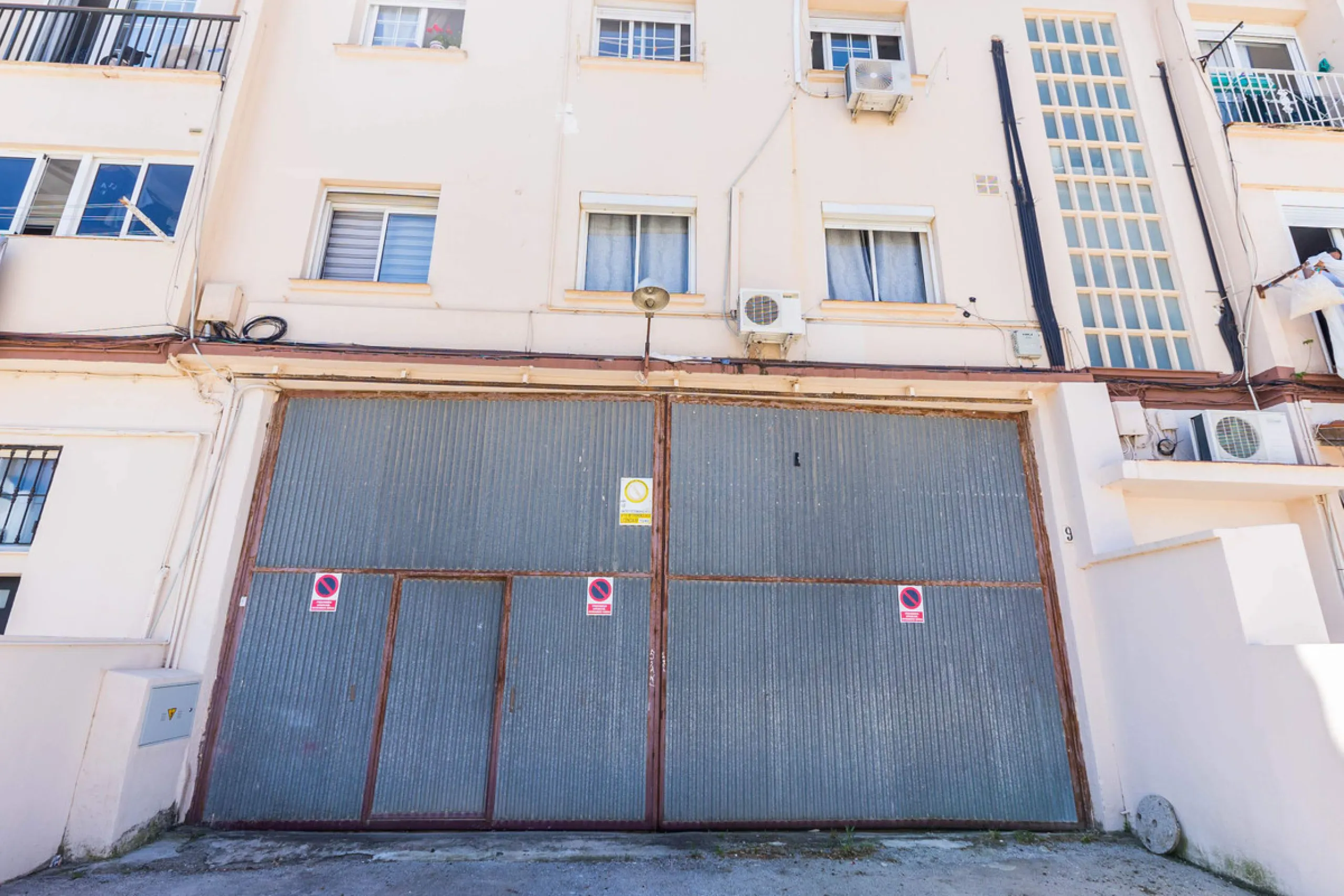 Spacious industrial warehouse/storage facility located in one of the fastest-growing and most promising areas of Torremolinos. A versatile, well-positioned property offering multiple usage options, ideal for both owner-occupiers and investors.