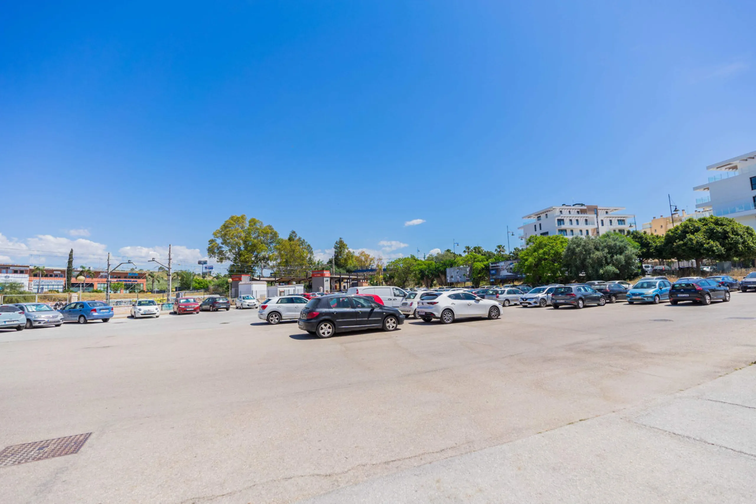 Spacious industrial warehouse/storage facility located in one of the fastest-growing and most promising areas of Torremolinos. A versatile, well-positioned property offering multiple usage options, ideal for both owner-occupiers and investors.
