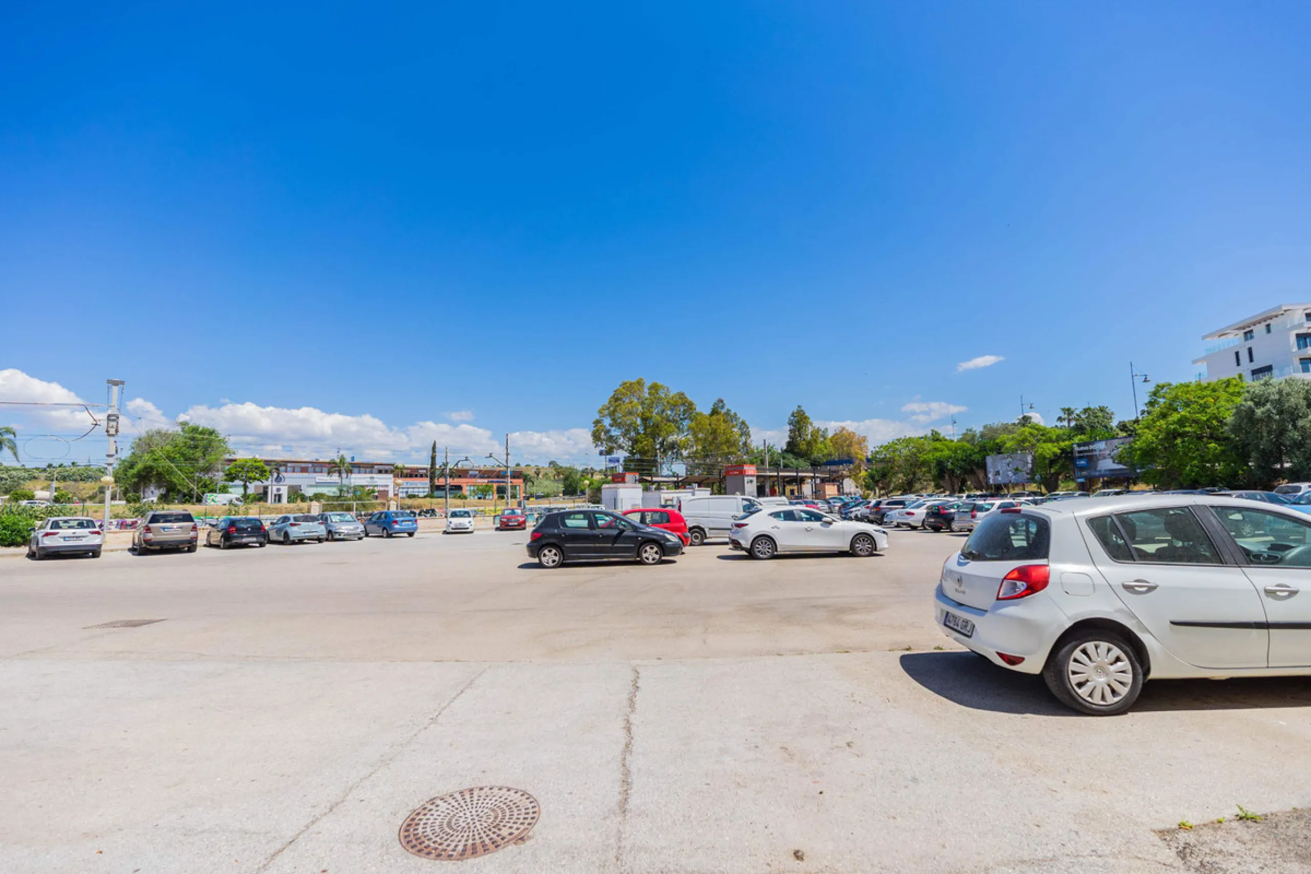 Spacious industrial warehouse/storage facility located in one of the fastest-growing and most promising areas of Torremolinos. A versatile, well-positioned property offering multiple usage options, ideal for both owner-occupiers and investors.