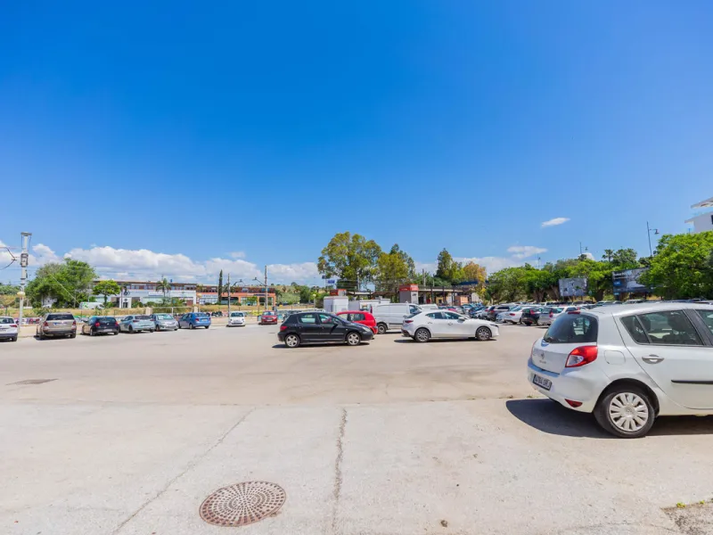 Spacious industrial warehouse/storage facility located in one of the fastest-growing and most promising areas of Torremolinos. A versatile, well-positioned property offering multiple usage options, ideal for both owner-occupiers and investors.