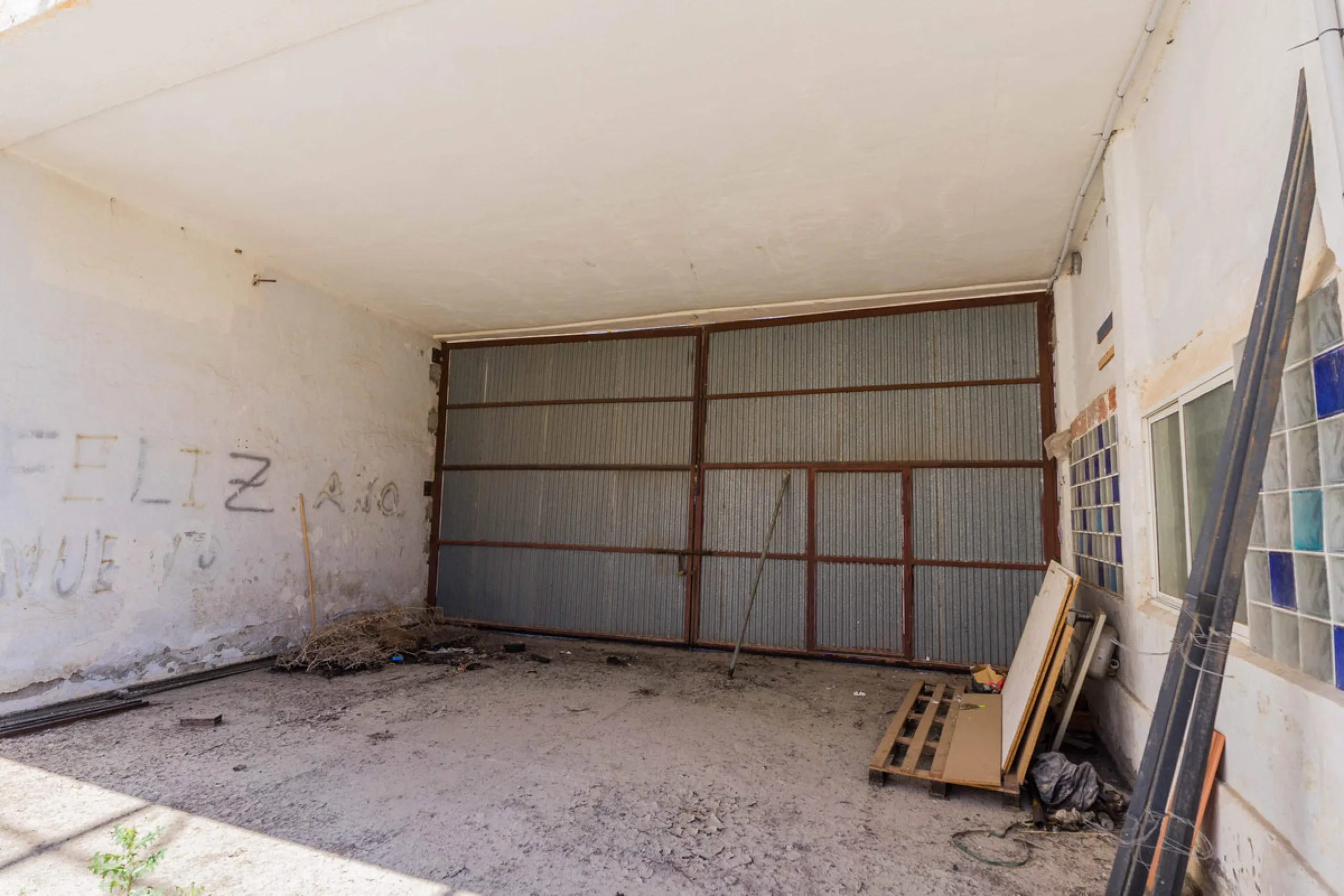 Spacious industrial warehouse/storage facility located in one of the fastest-growing and most promising areas of Torremolinos. A versatile, well-positioned property offering multiple usage options, ideal for both owner-occupiers and investors.