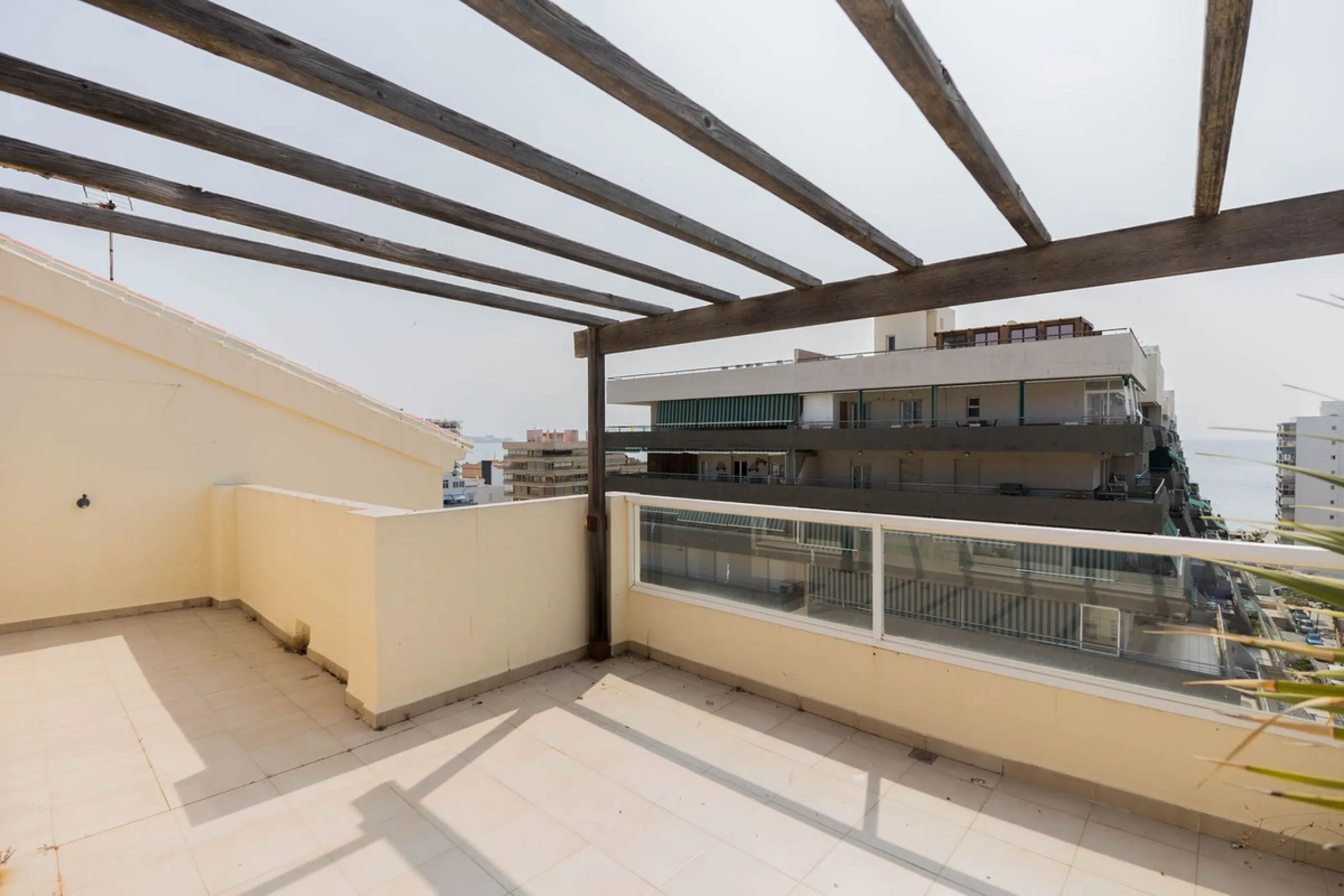 Are you looking for spaciousness, location, and sea views? This exclusive duplex penthouse, located on the seventh floor on Fuengirola's coveted Avenida Ramón y Cajal, has it all.