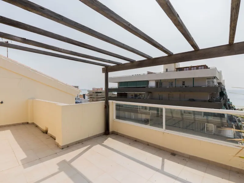 Are you looking for spaciousness, location, and sea views? This exclusive duplex penthouse, located on the seventh floor on Fuengirola's coveted Avenida Ramón y Cajal, has it all.
