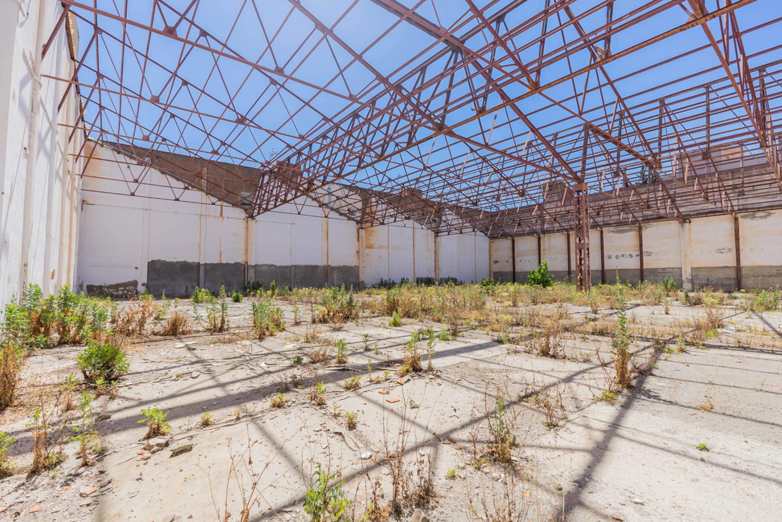 Spacious industrial warehouse/storage facility located in one of the fastest-growing and most promising areas of Torremolinos. A versatile, well-positioned property offering multiple usage options, ideal for both owner-occupiers and investors.