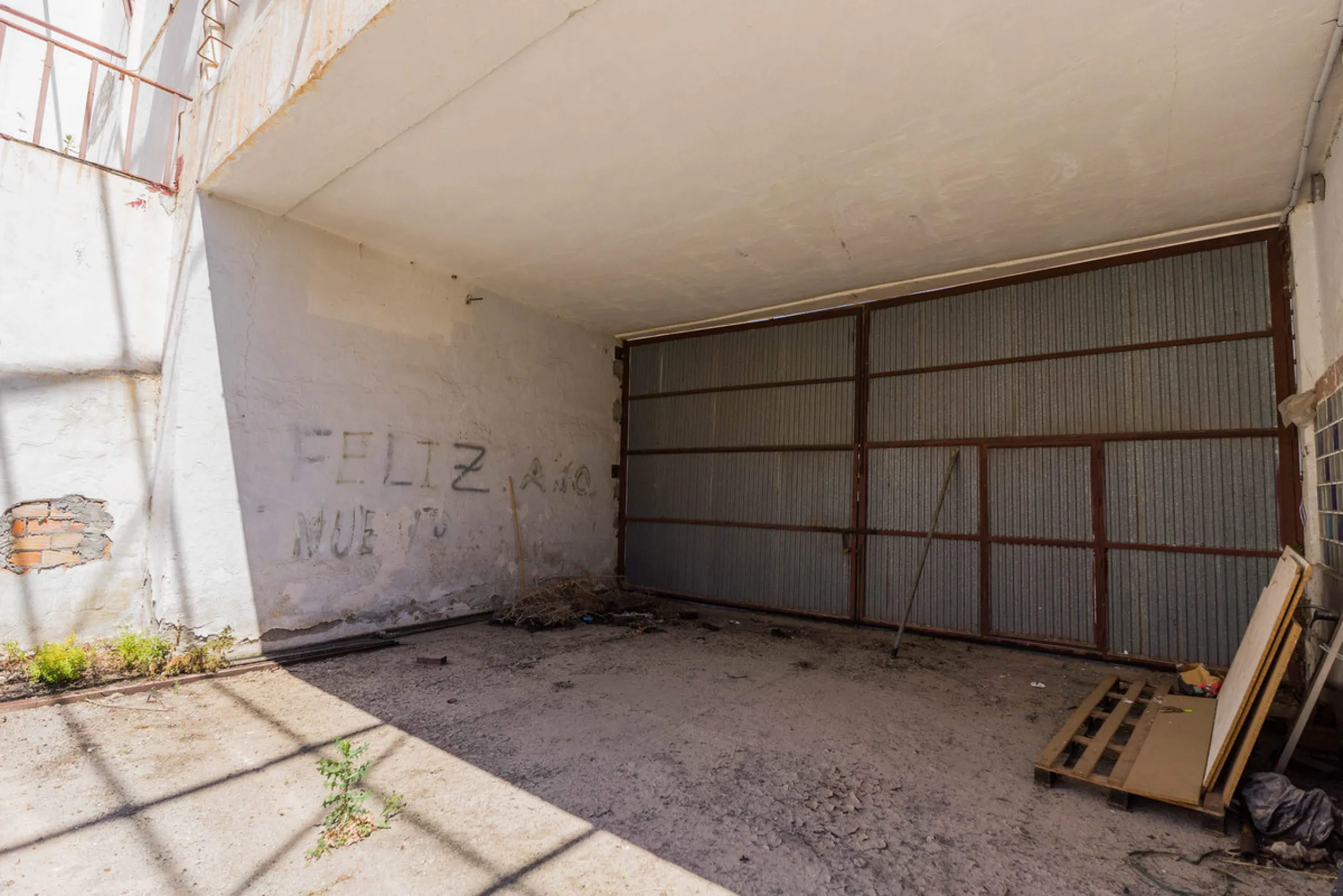 Spacious industrial warehouse/storage facility located in one of the fastest-growing and most promising areas of Torremolinos. A versatile, well-positioned property offering multiple usage options, ideal for both owner-occupiers and investors.