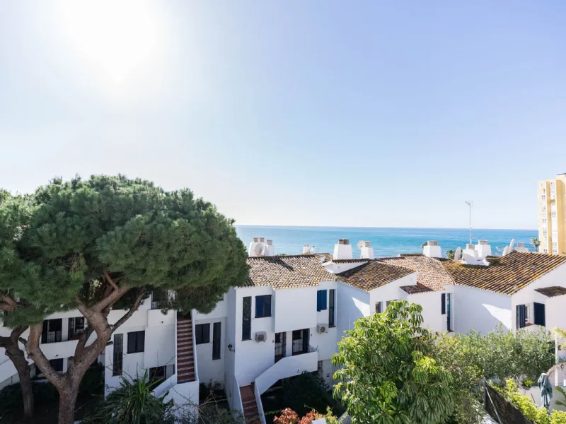 Semi-detached house on the second line of the beach in one of the most sought-after areas of Calahonda, within the municipality of Mijas.