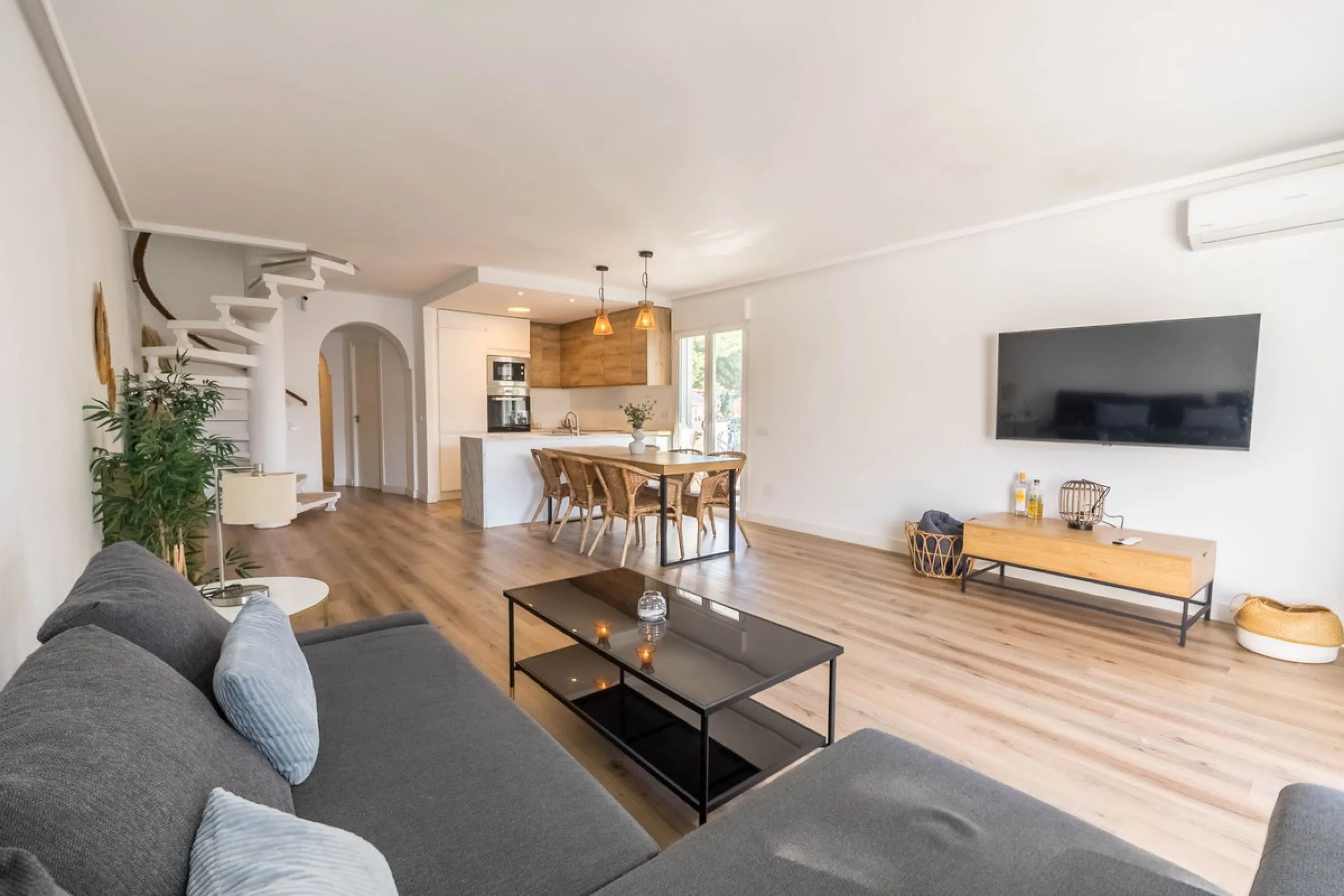 Semi-detached house on the second line of the beach in one of the most sought-after areas of Calahonda, within the municipality of Mijas.