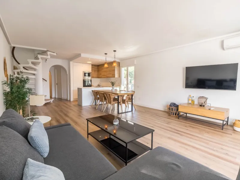 Semi-detached house on the second line of the beach in one of the most sought-after areas of Calahonda, within the municipality of Mijas.