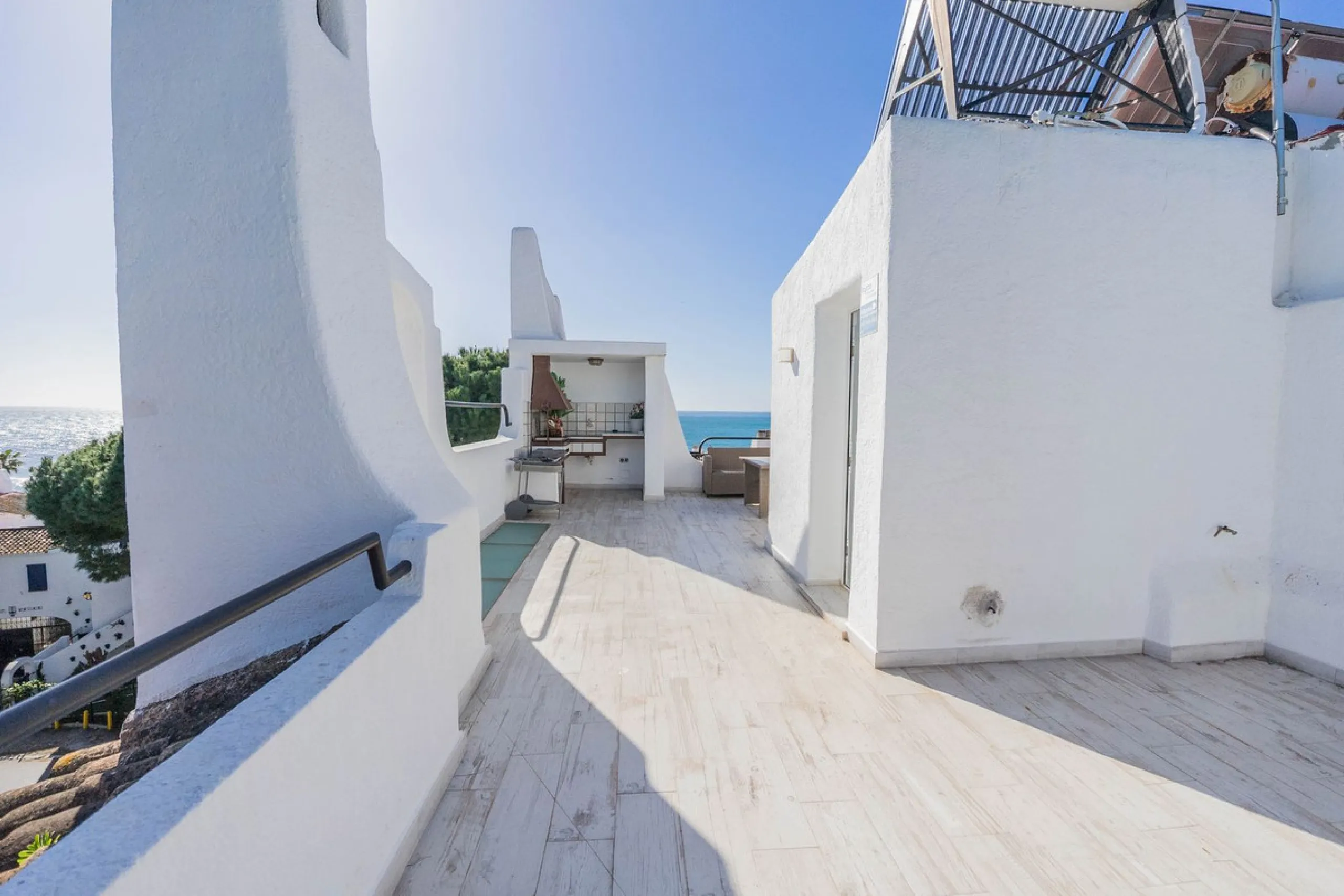 Semi-detached house on the second line of the beach in one of the most sought-after areas of Calahonda, within the municipality of Mijas.