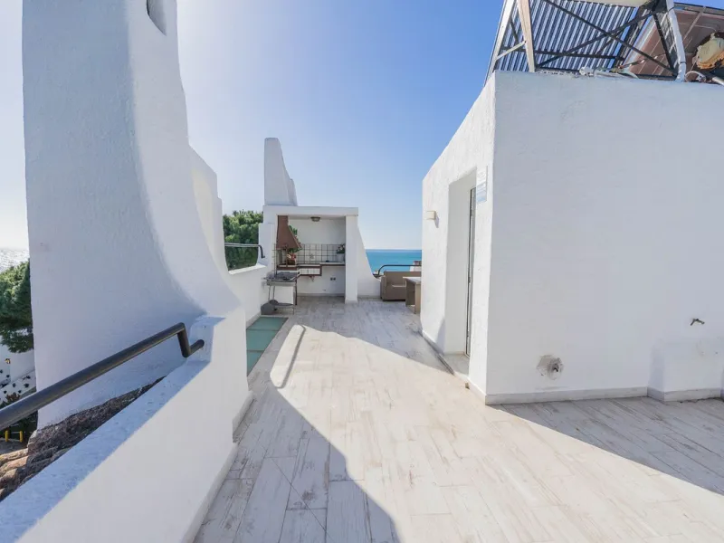 Semi-detached house on the second line of the beach in one of the most sought-after areas of Calahonda, within the municipality of Mijas.