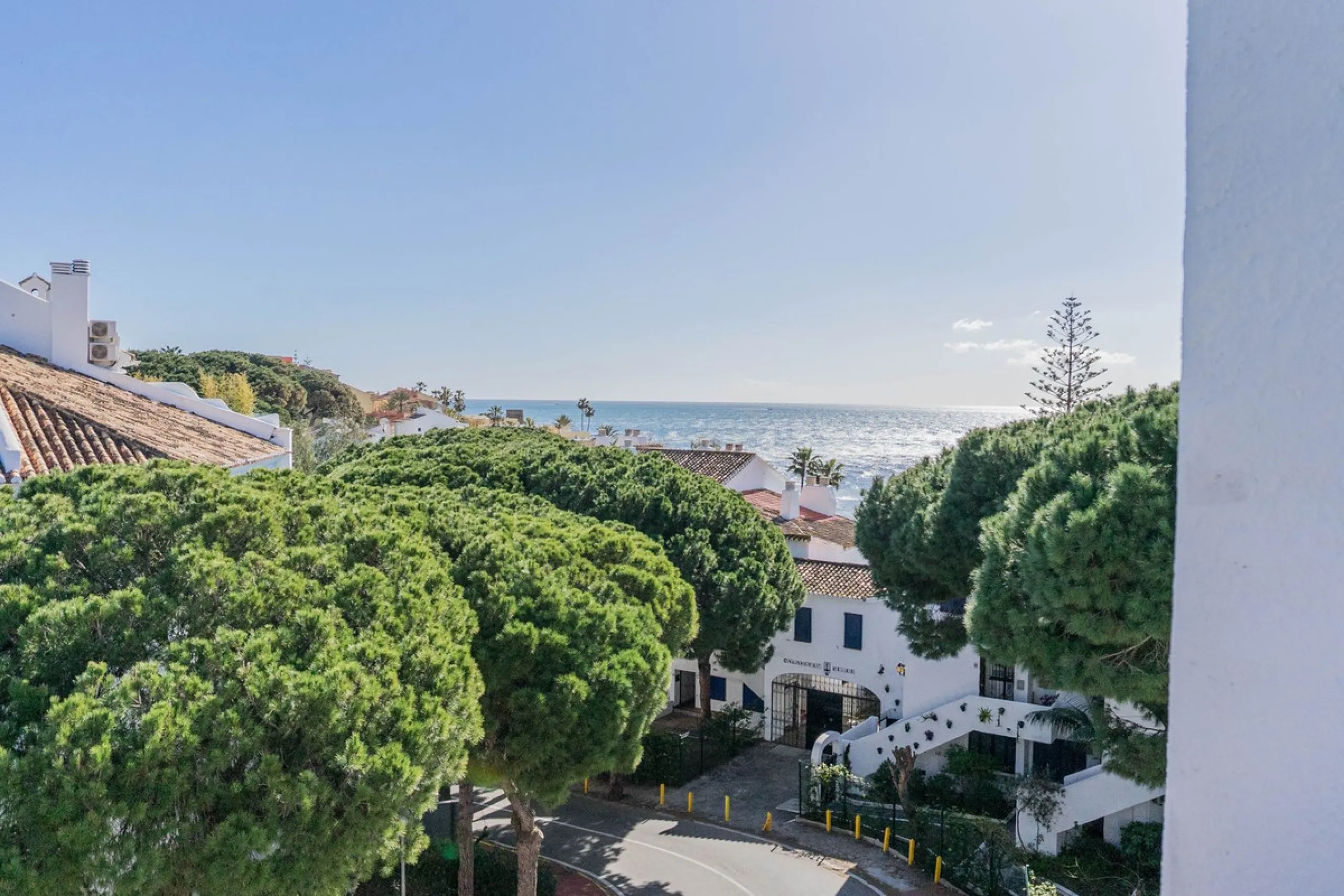 Semi-detached house on the second line of the beach in one of the most sought-after areas of Calahonda, within the municipality of Mijas.