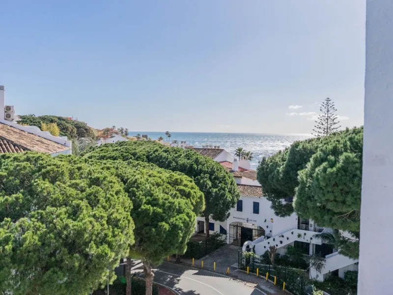 Semi-detached house on the second line of the beach in one of the most sought-after areas of Calahonda, within the municipality of Mijas.