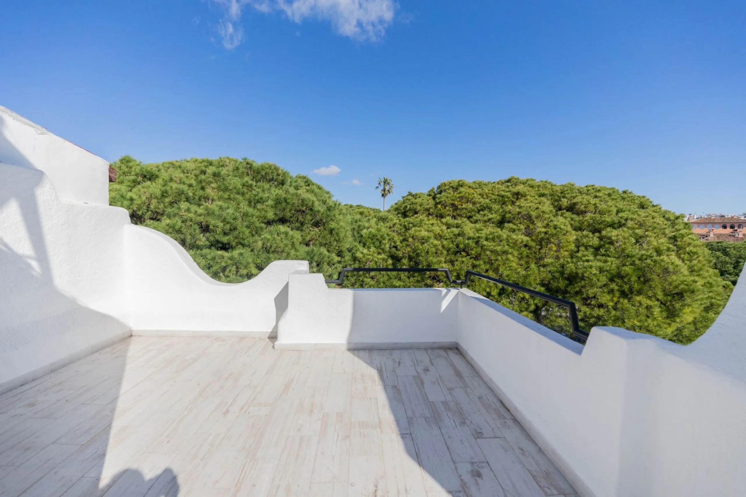 Semi-detached house on the second line of the beach in one of the most sought-after areas of Calahonda, within the municipality of Mijas.