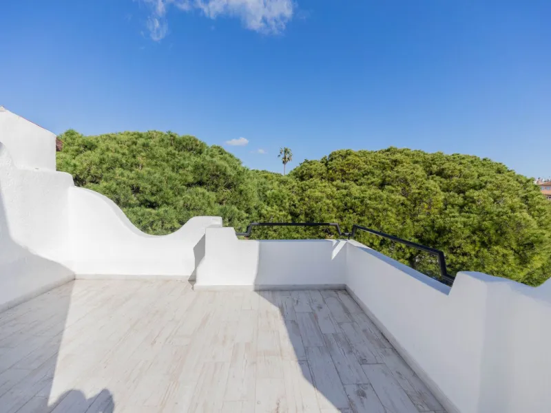 Semi-detached house on the second line of the beach in one of the most sought-after areas of Calahonda, within the municipality of Mijas.