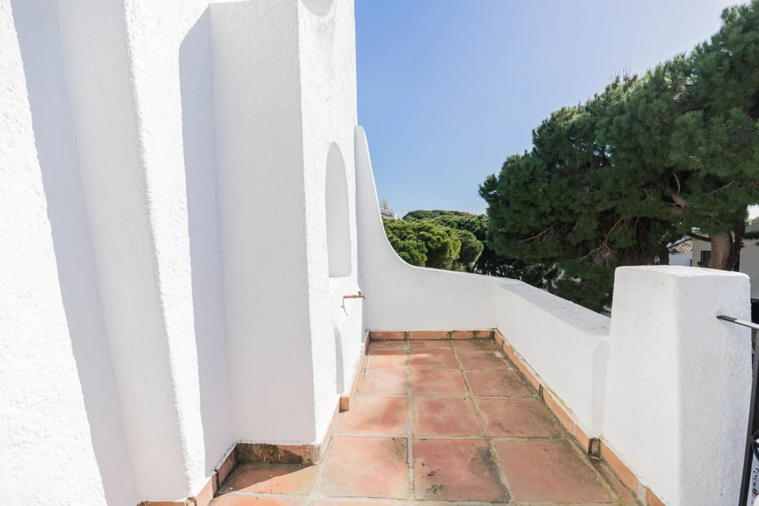 Semi-detached house on the second line of the beach in one of the most sought-after areas of Calahonda, within the municipality of Mijas.