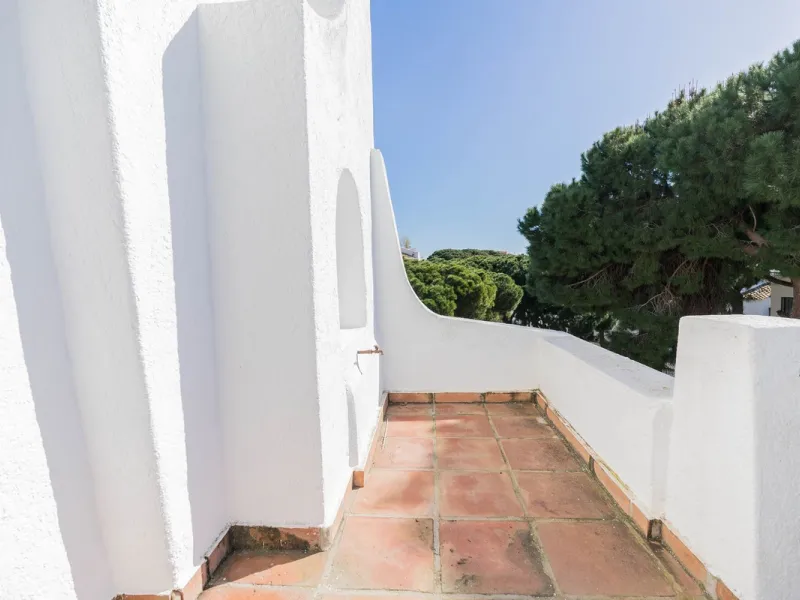 Semi-detached house on the second line of the beach in one of the most sought-after areas of Calahonda, within the municipality of Mijas.