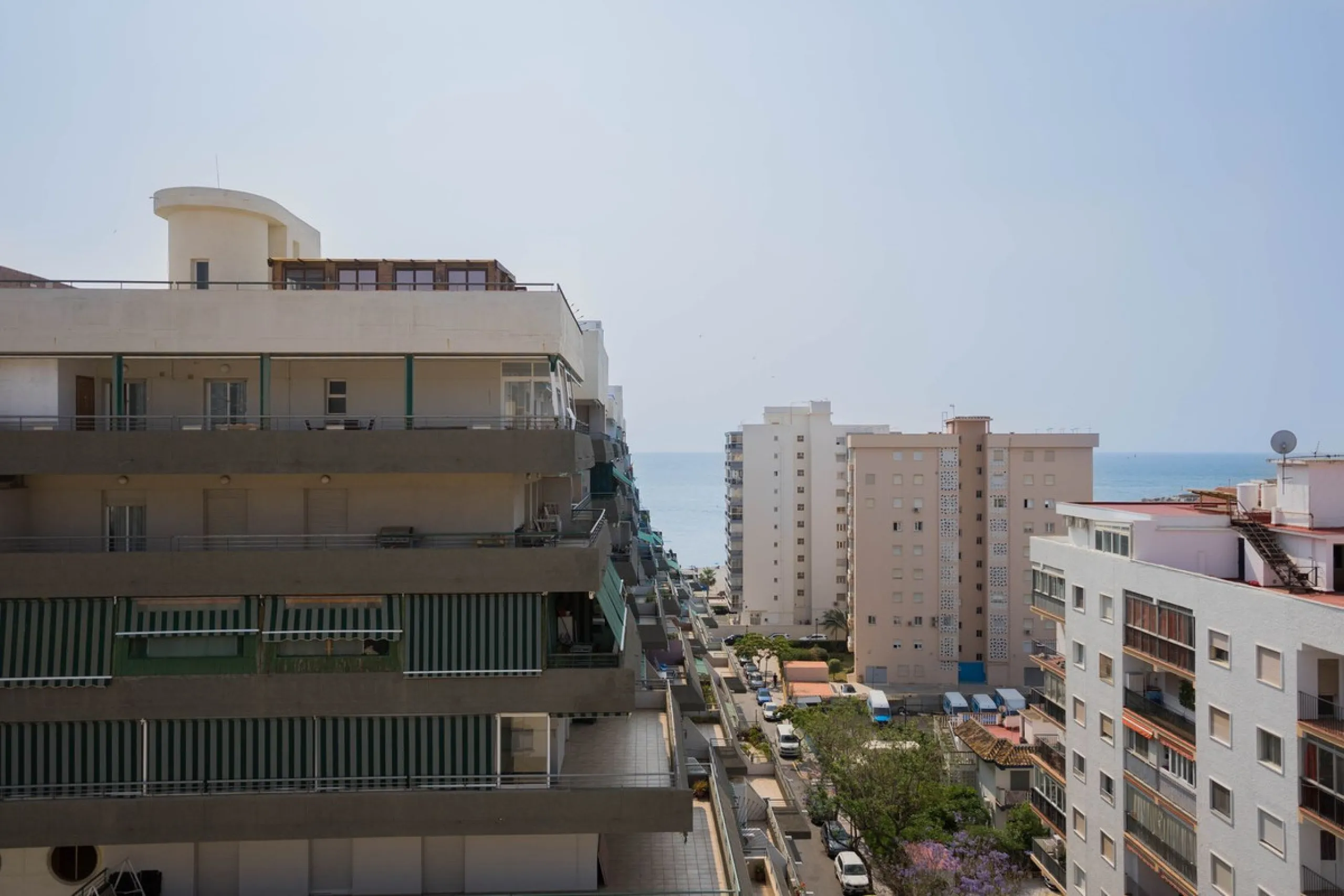 Are you looking for spaciousness, location, and sea views? This exclusive duplex penthouse, located on the seventh floor on Fuengirola's coveted Avenida Ramón y Cajal, has it all.