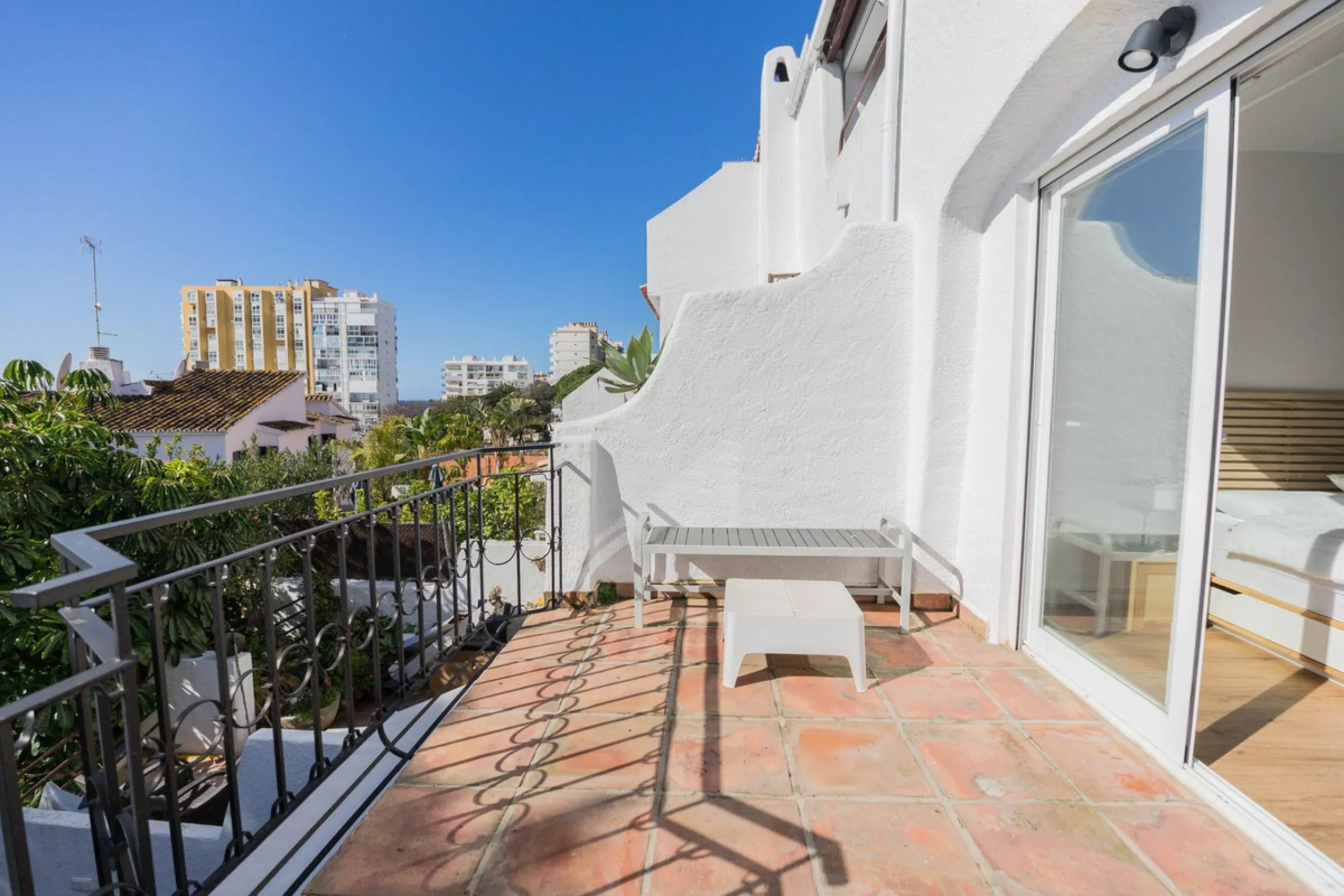 Semi-detached house on the second line of the beach in one of the most sought-after areas of Calahonda, within the municipality of Mijas.