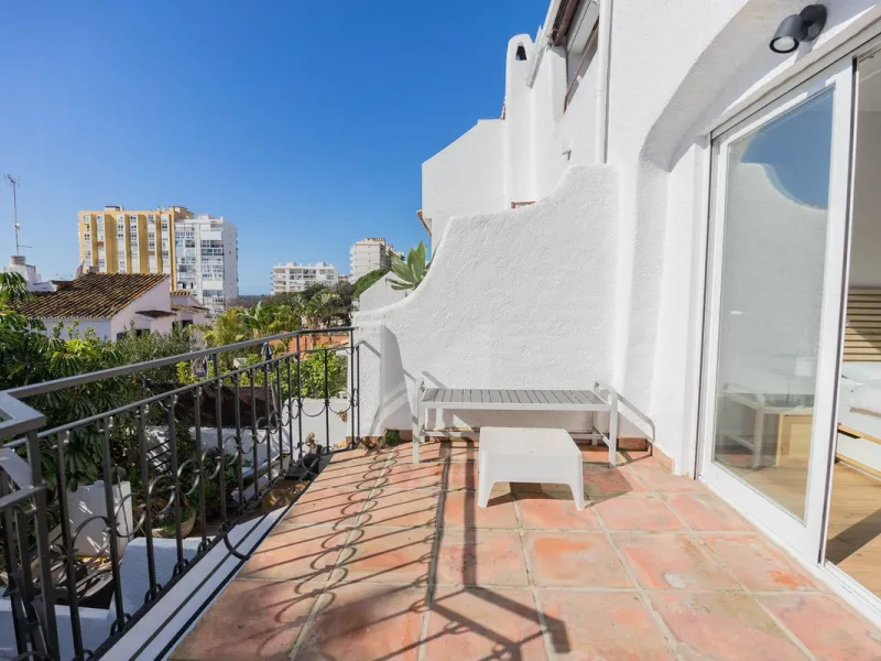 Semi-detached house on the second line of the beach in one of the most sought-after areas of Calahonda, within the municipality of Mijas.