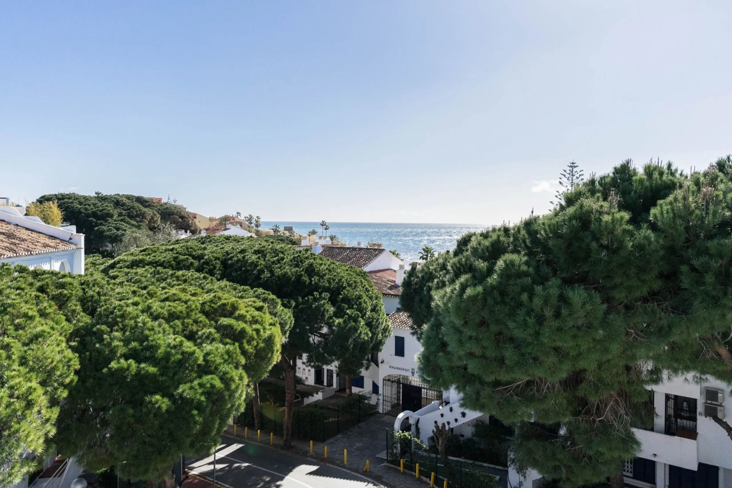 Semi-detached house on the second line of the beach in one of the most sought-after areas of Calahonda, within the municipality of Mijas.
