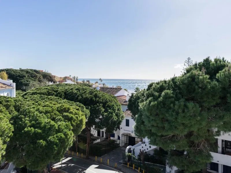 Semi-detached house on the second line of the beach in one of the most sought-after areas of Calahonda, within the municipality of Mijas.