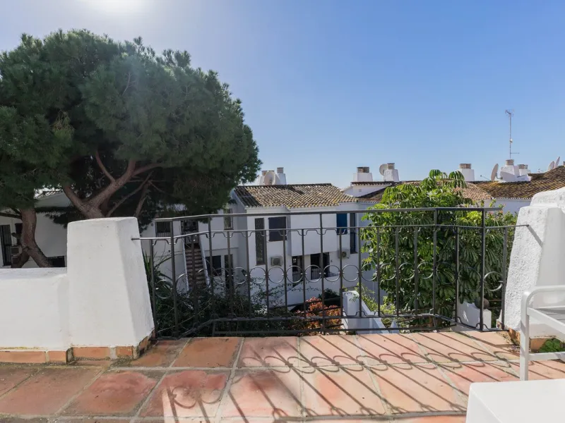 Semi-detached house on the second line of the beach in one of the most sought-after areas of Calahonda, within the municipality of Mijas.