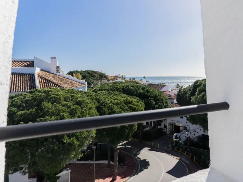 Semi-detached house on the second line of the beach in one of the most sought-after areas of Calahonda, within the municipality of Mijas.