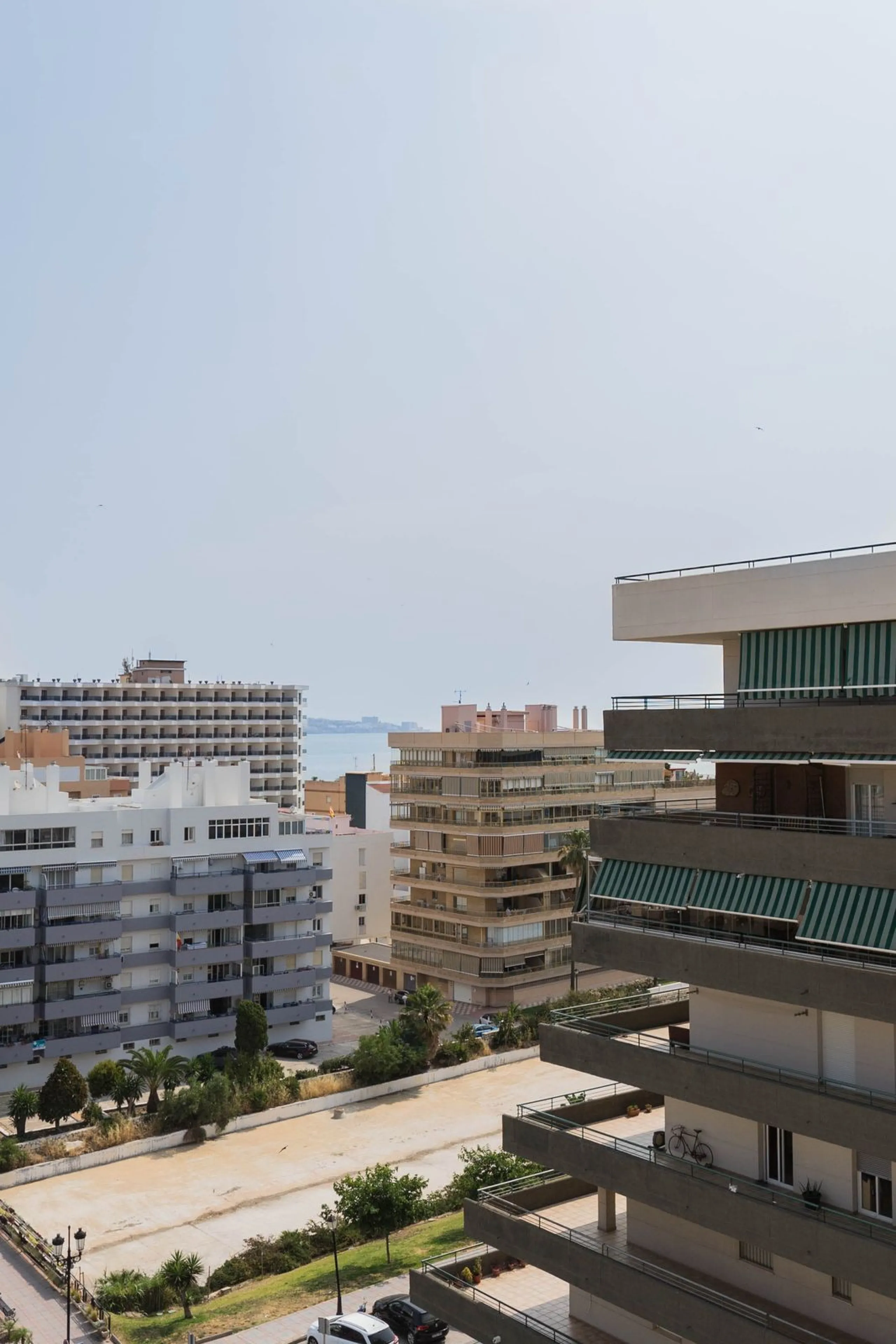 Are you looking for spaciousness, location, and sea views? This exclusive duplex penthouse, located on the seventh floor on Fuengirola's coveted Avenida Ramón y Cajal, has it all.