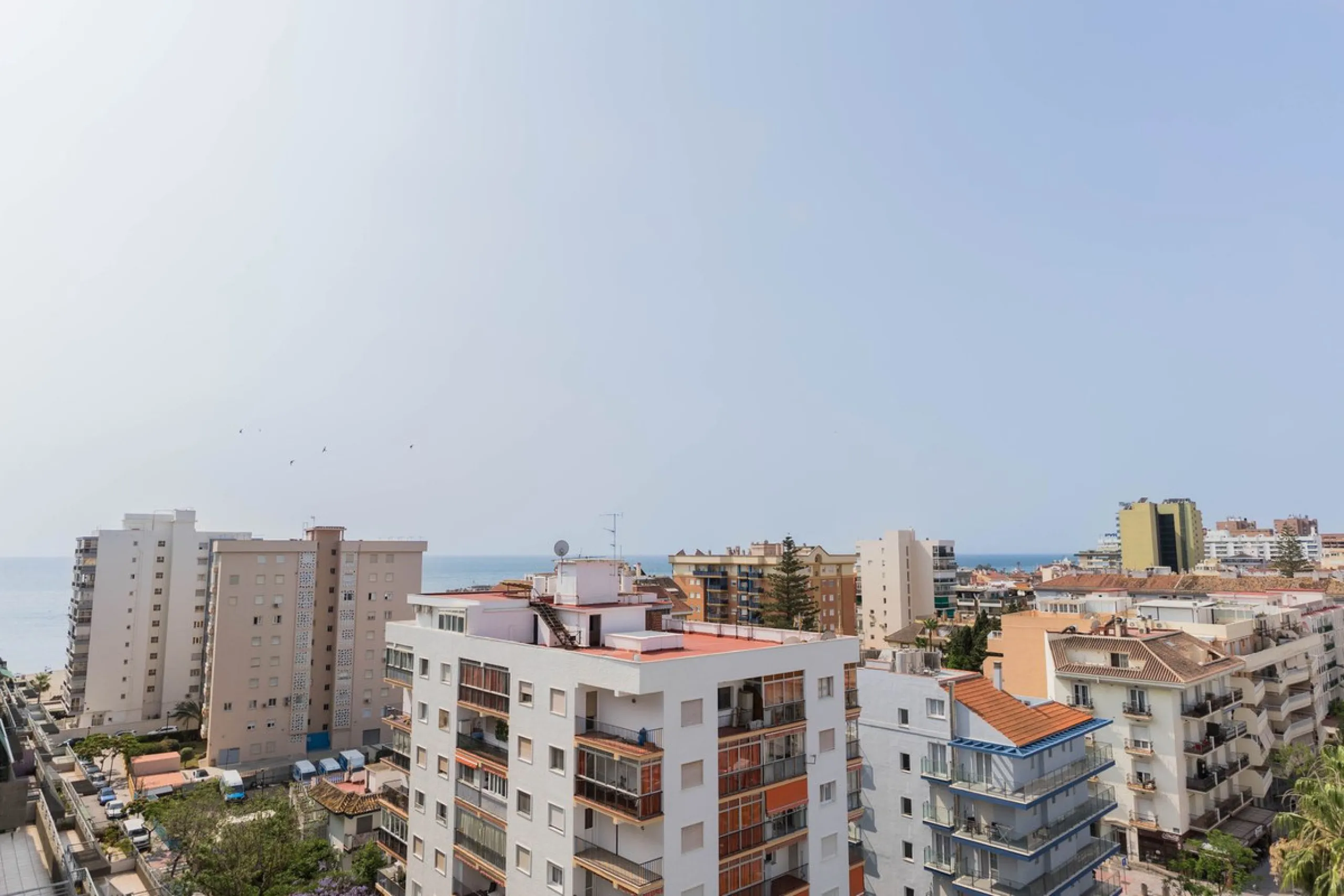 Are you looking for spaciousness, location, and sea views? This exclusive duplex penthouse, located on the seventh floor on Fuengirola's coveted Avenida Ramón y Cajal, has it all.