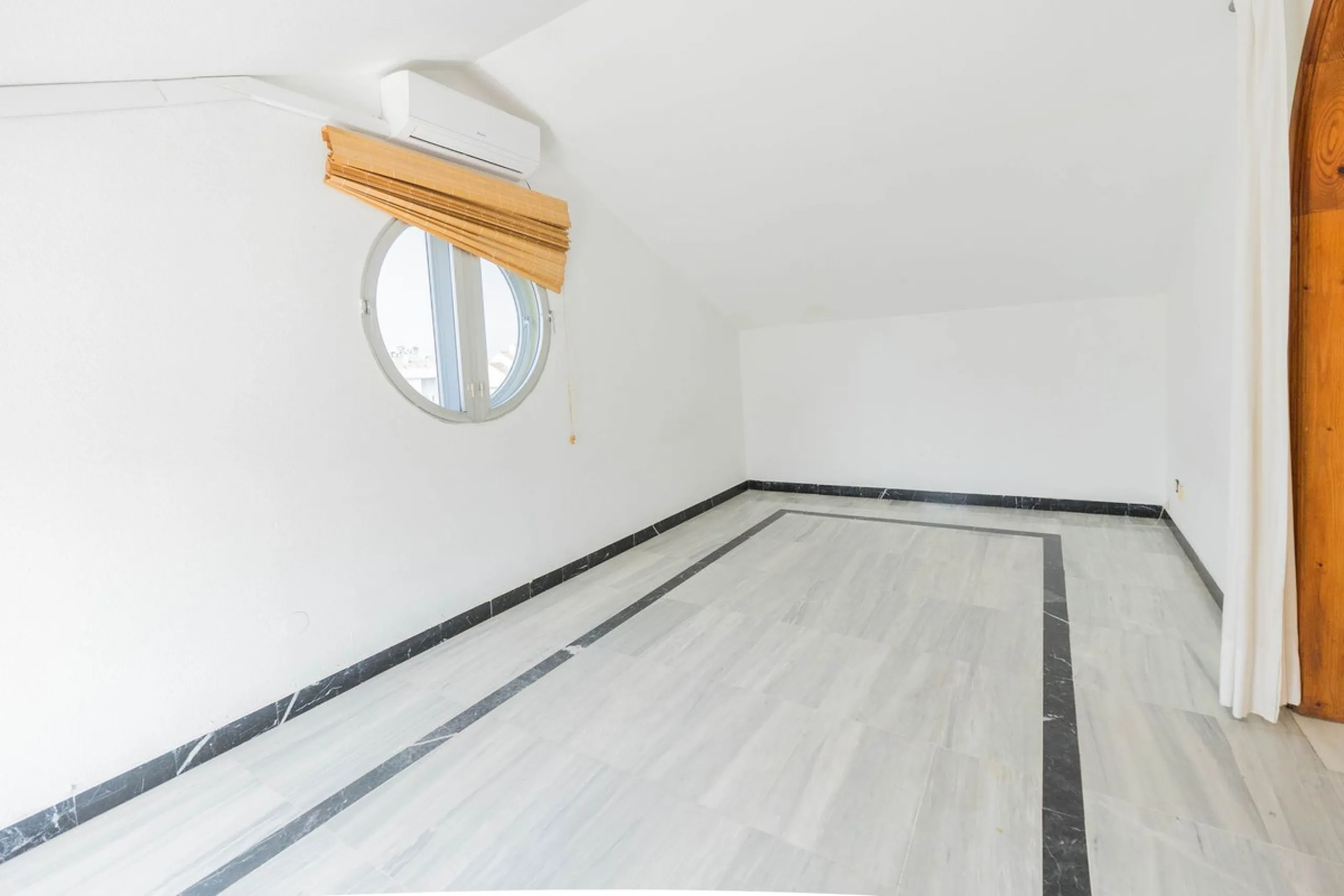 Are you looking for spaciousness, location, and sea views? This exclusive duplex penthouse, located on the seventh floor on Fuengirola's coveted Avenida Ramón y Cajal, has it all.