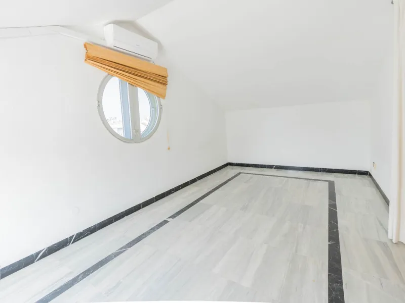 Are you looking for spaciousness, location, and sea views? This exclusive duplex penthouse, located on the seventh floor on Fuengirola's coveted Avenida Ramón y Cajal, has it all.