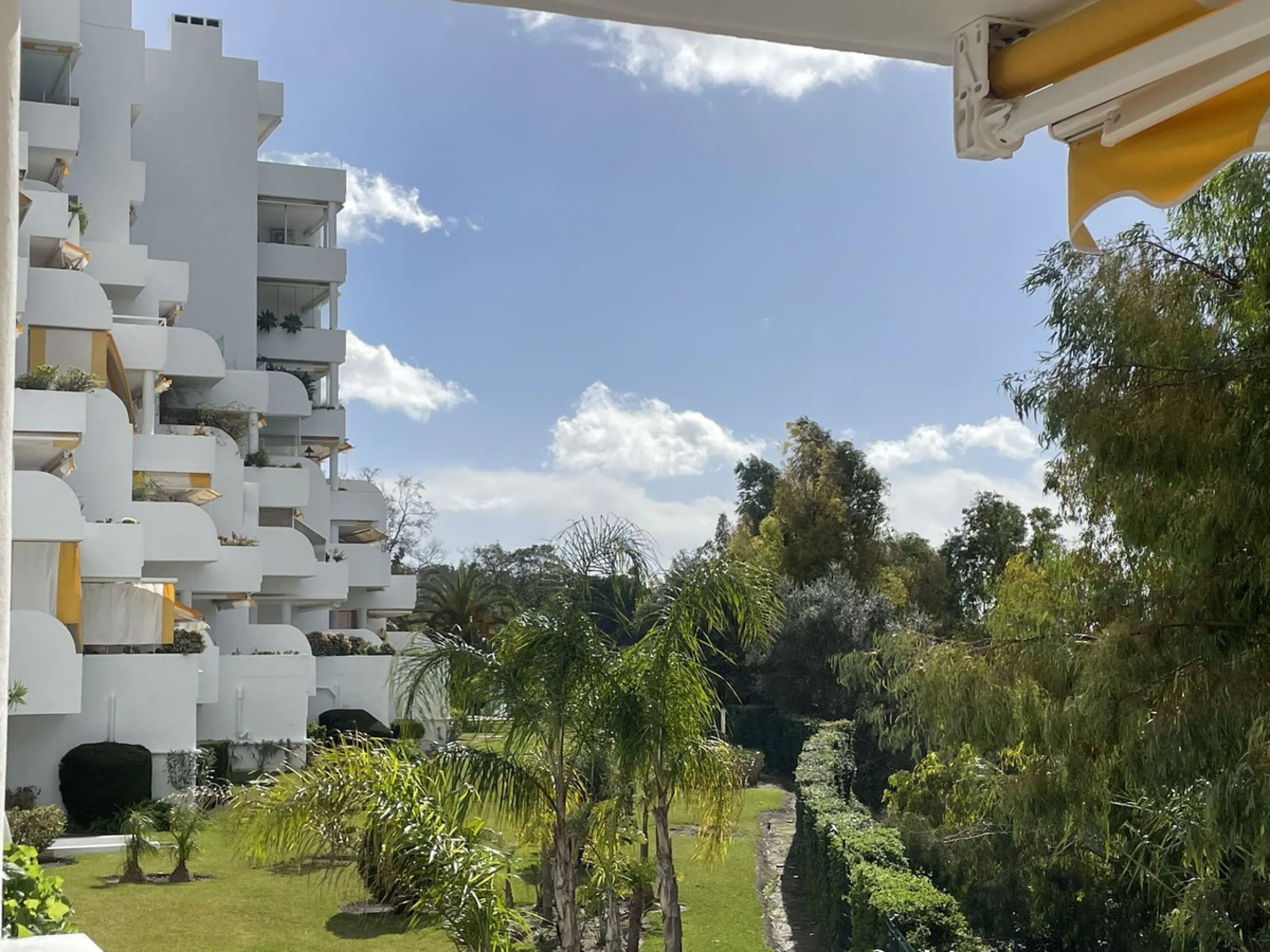 Apartment - Middle Floor Apartment в продаже в Marbella, Málaga. В доме 2 спален и 2 ванных комнат. Площадь дома 191 м²