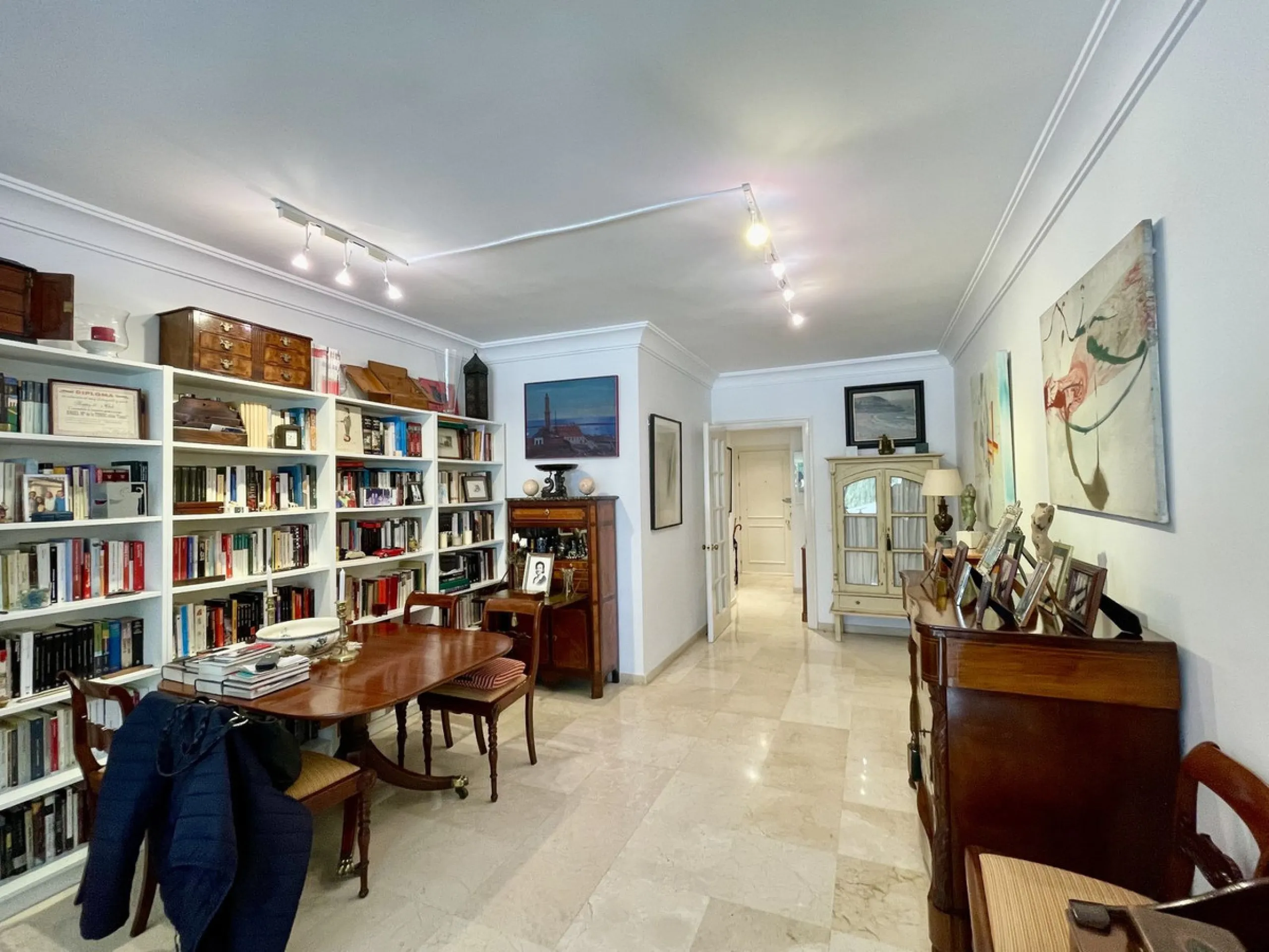 Apartment - Middle Floor Apartment в продаже в Marbella, Málaga. В доме 2 спален и 2 ванных комнат. Площадь дома 191 м²