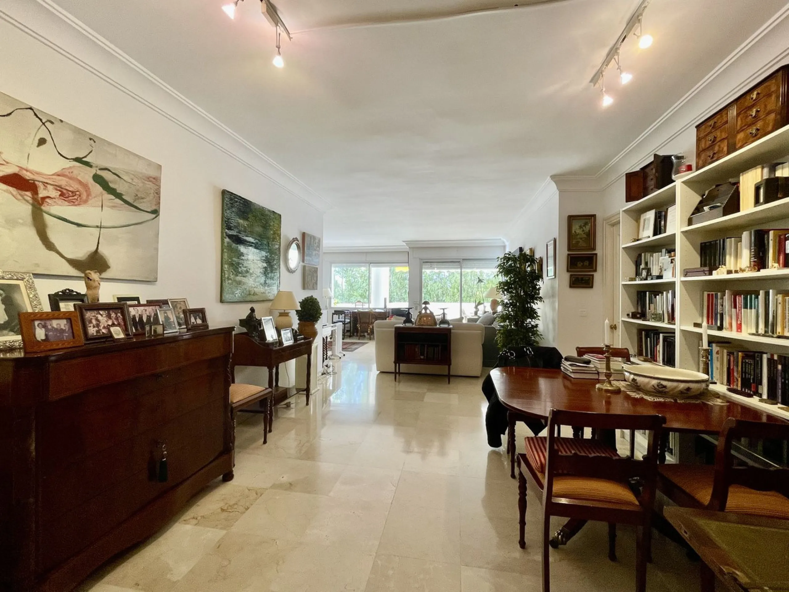 Apartment - Middle Floor Apartment в продаже в Marbella, Málaga. В доме 2 спален и 2 ванных комнат. Площадь дома 191 м²