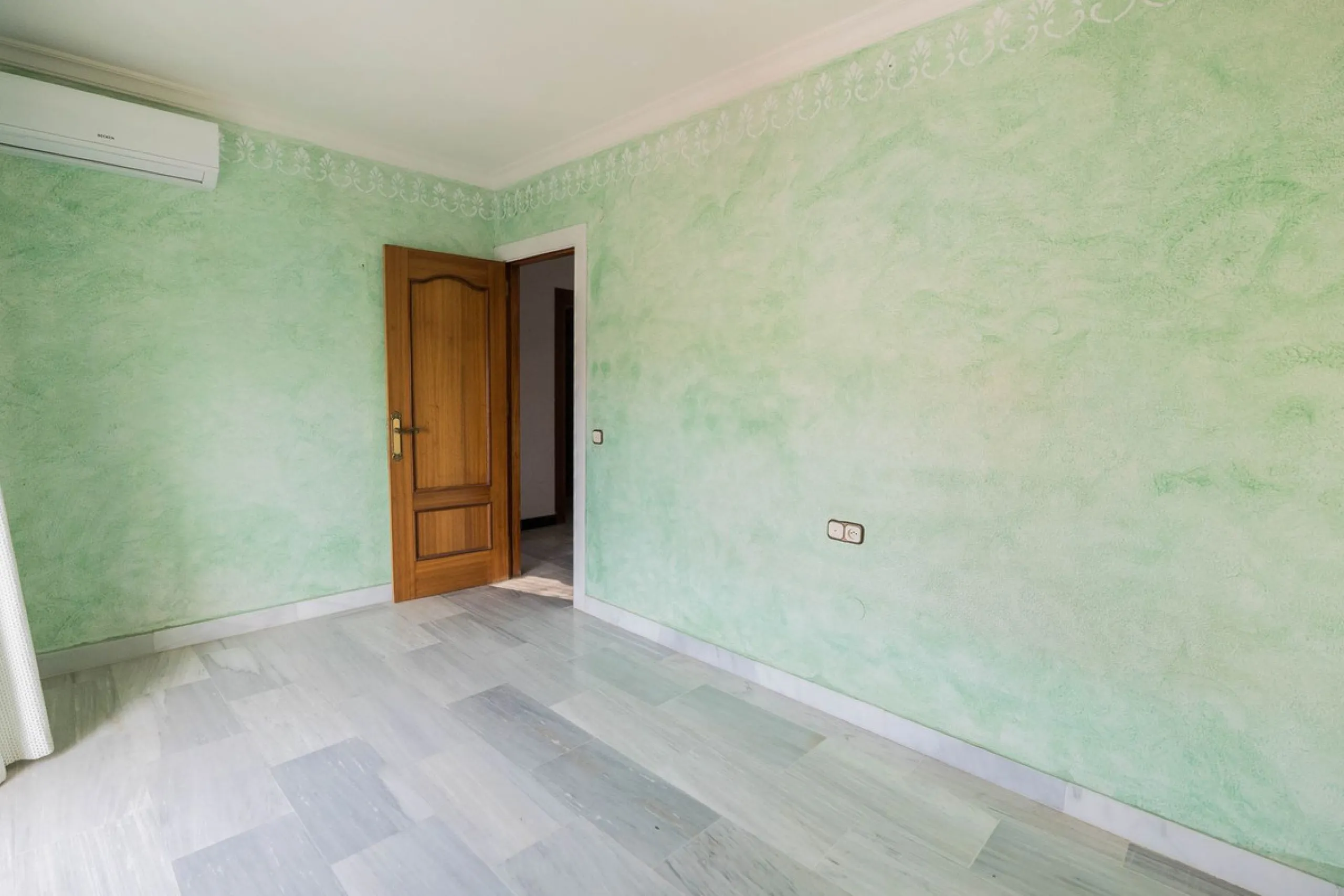 Are you looking for spaciousness, location, and sea views? This exclusive duplex penthouse, located on the seventh floor on Fuengirola's coveted Avenida Ramón y Cajal, has it all.