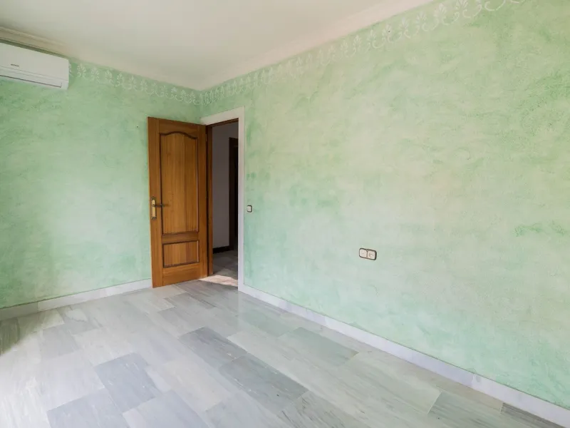 Are you looking for spaciousness, location, and sea views? This exclusive duplex penthouse, located on the seventh floor on Fuengirola's coveted Avenida Ramón y Cajal, has it all.