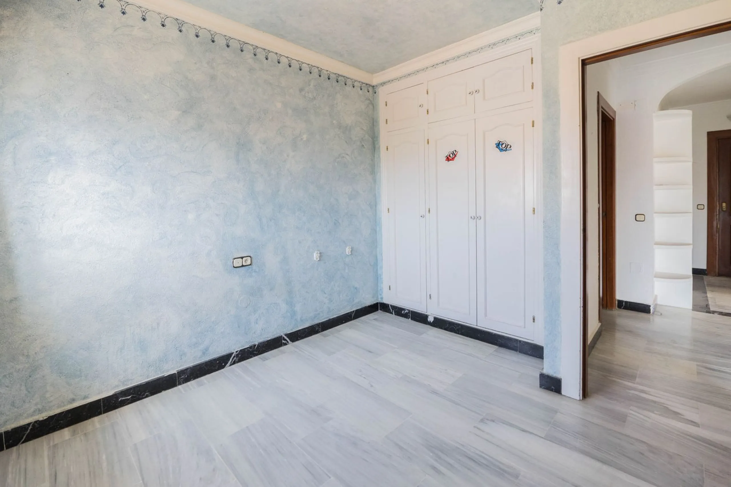Are you looking for spaciousness, location, and sea views? This exclusive duplex penthouse, located on the seventh floor on Fuengirola's coveted Avenida Ramón y Cajal, has it all.
