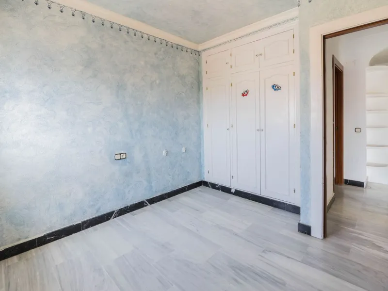 Are you looking for spaciousness, location, and sea views? This exclusive duplex penthouse, located on the seventh floor on Fuengirola's coveted Avenida Ramón y Cajal, has it all.