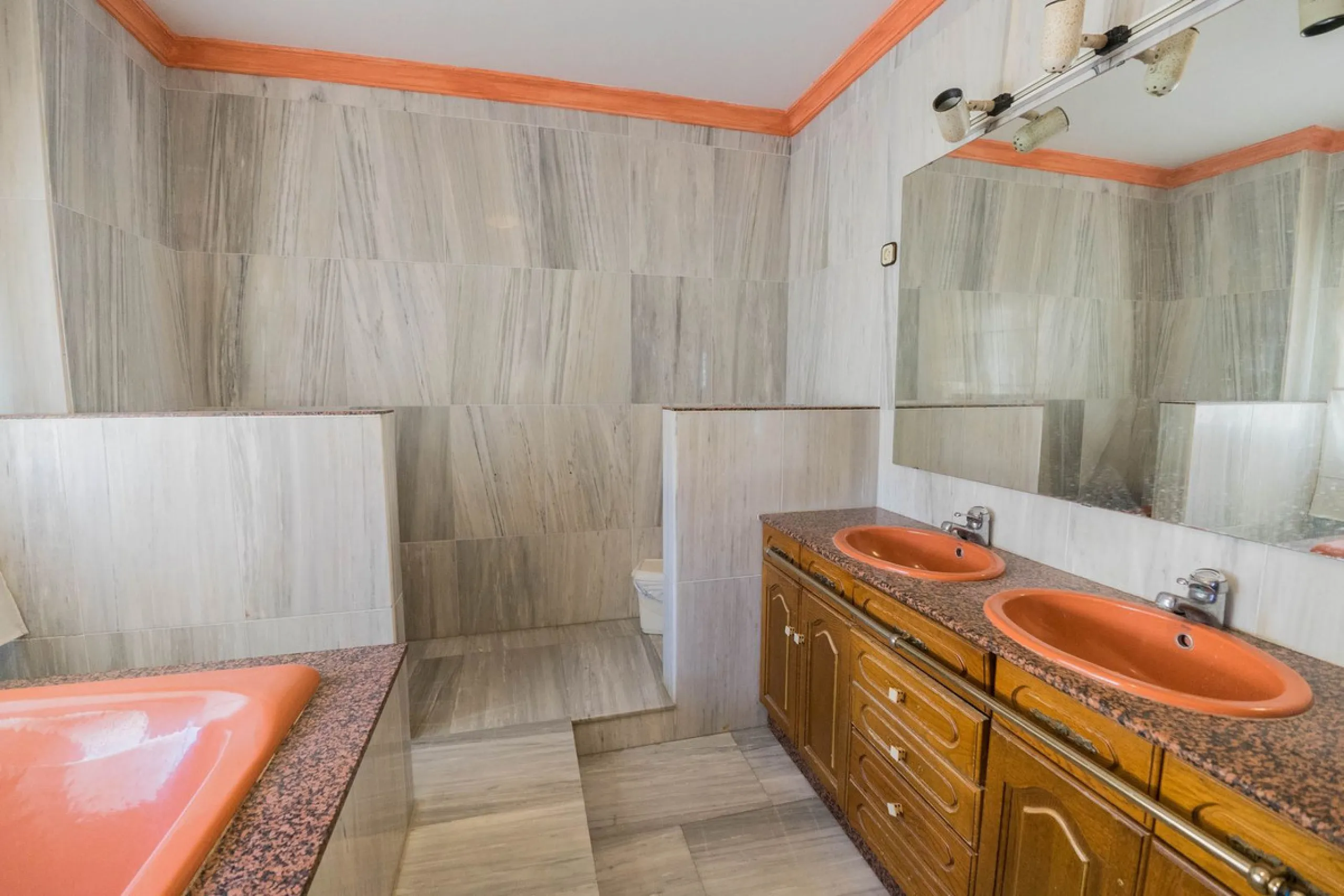 Are you looking for spaciousness, location, and sea views? This exclusive duplex penthouse, located on the seventh floor on Fuengirola's coveted Avenida Ramón y Cajal, has it all.