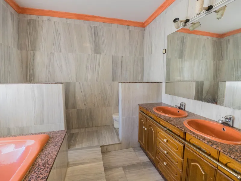 Are you looking for spaciousness, location, and sea views? This exclusive duplex penthouse, located on the seventh floor on Fuengirola's coveted Avenida Ramón y Cajal, has it all.