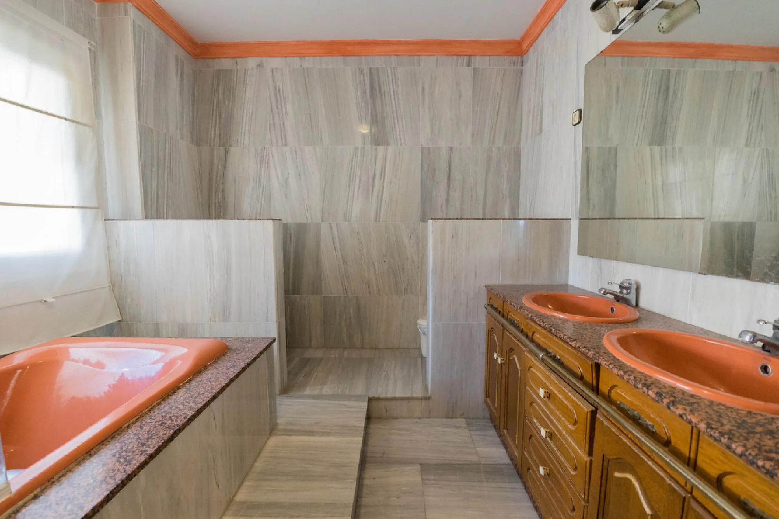 Are you looking for spaciousness, location, and sea views? This exclusive duplex penthouse, located on the seventh floor on Fuengirola's coveted Avenida Ramón y Cajal, has it all.