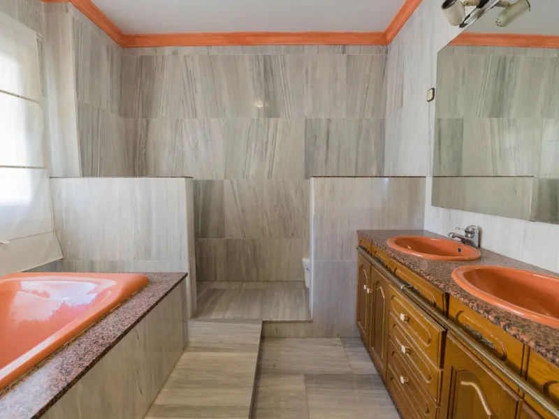 Are you looking for spaciousness, location, and sea views? This exclusive duplex penthouse, located on the seventh floor on Fuengirola's coveted Avenida Ramón y Cajal, has it all.