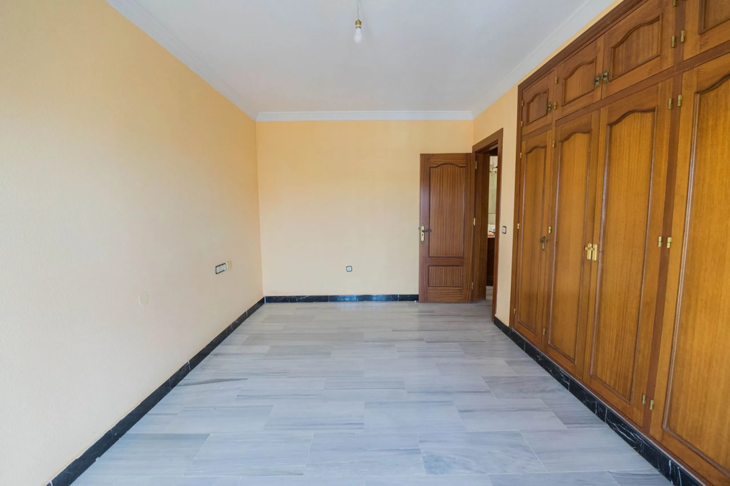 Are you looking for spaciousness, location, and sea views? This exclusive duplex penthouse, located on the seventh floor on Fuengirola's coveted Avenida Ramón y Cajal, has it all.