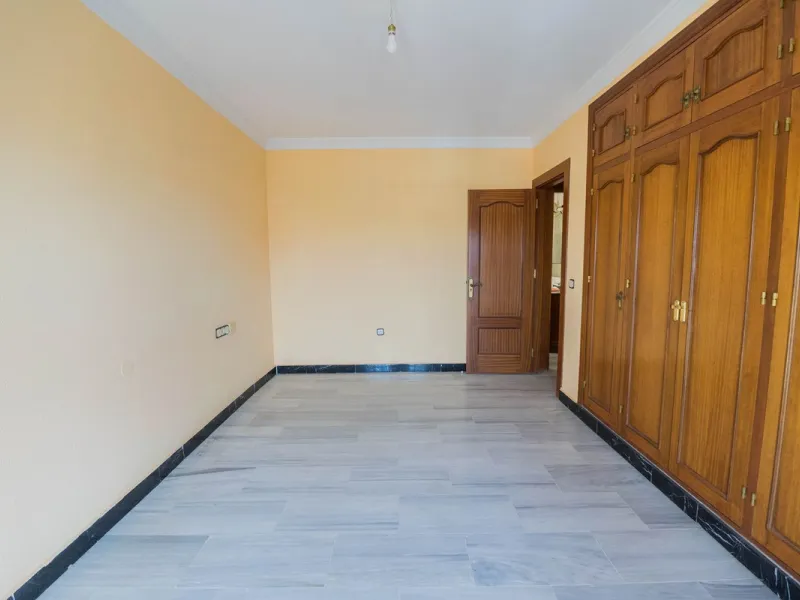 Are you looking for spaciousness, location, and sea views? This exclusive duplex penthouse, located on the seventh floor on Fuengirola's coveted Avenida Ramón y Cajal, has it all.