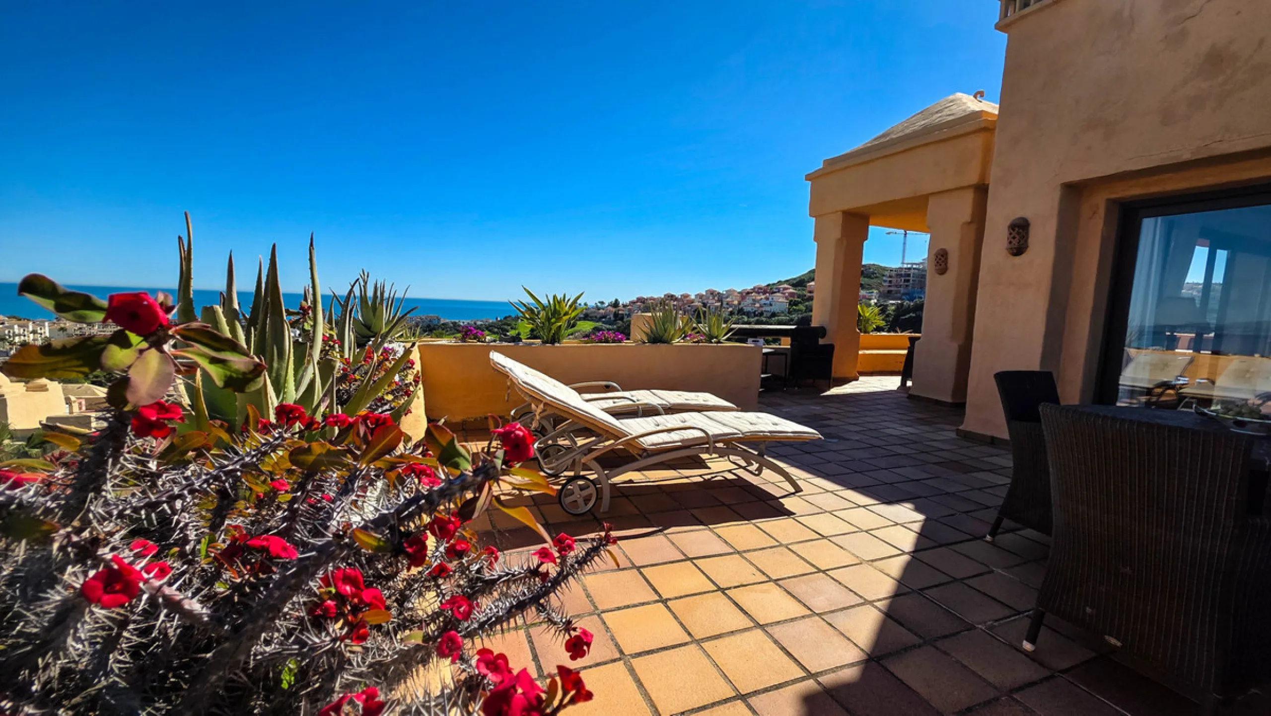 Positioned in a prime corner location within Phase 1 of a well-established development in La Duquesa, this penthouse offers panoramic sea views that truly define the property. From its elevated setting, the Mediterranean stretches across the horizon, crea