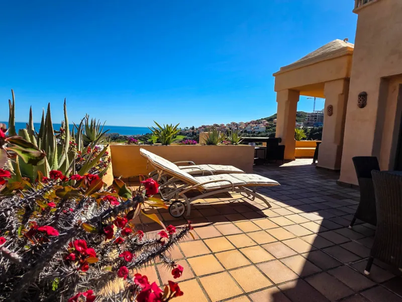 Positioned in a prime corner location within Phase 1 of a well-established development in La Duquesa, this penthouse offers panoramic sea views that truly define the property. From its elevated setting, the Mediterranean stretches across the horizon, crea