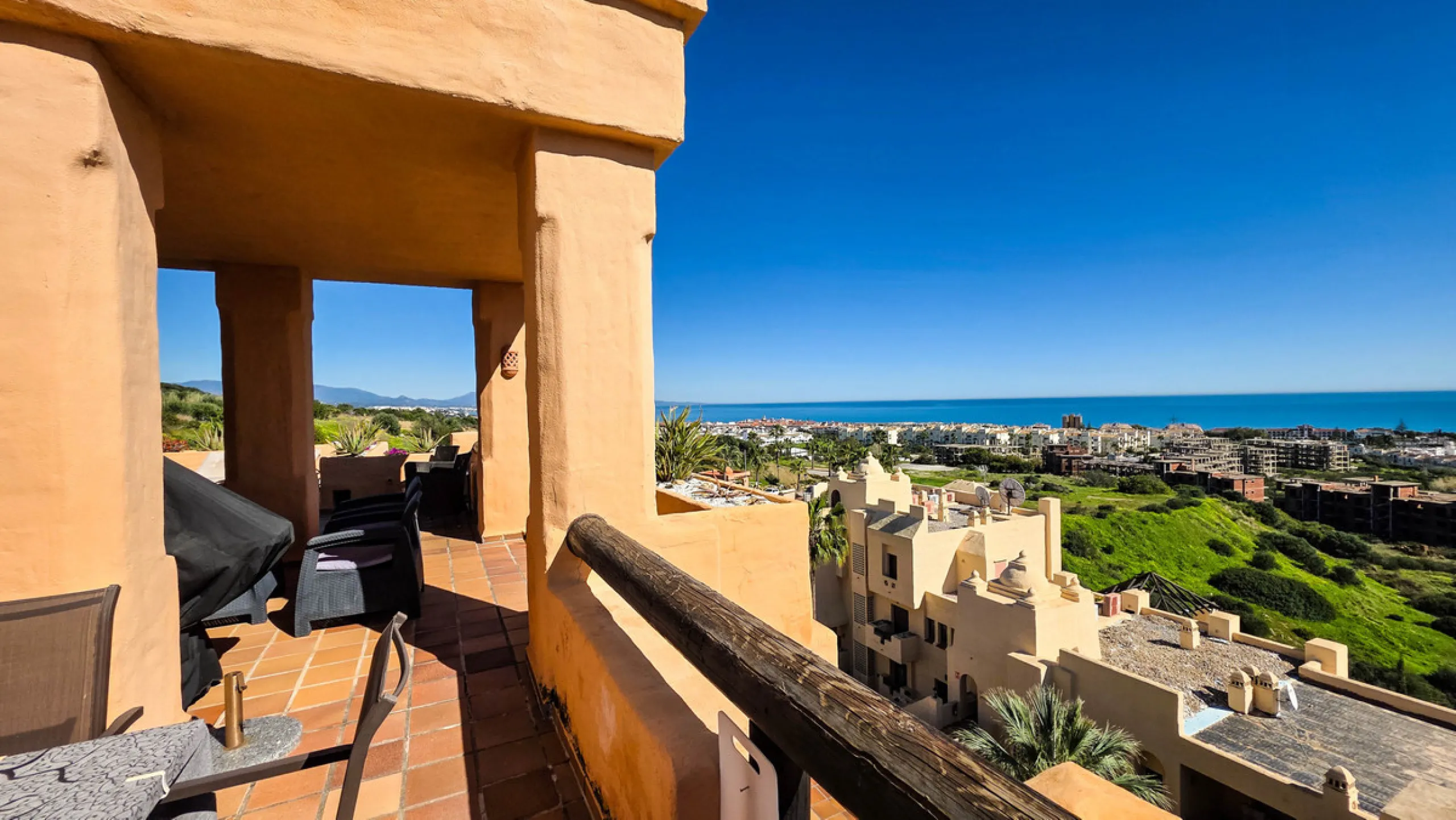 Positioned in a prime corner location within Phase 1 of a well-established development in La Duquesa, this penthouse offers panoramic sea views that truly define the property. From its elevated setting, the Mediterranean stretches across the horizon, crea