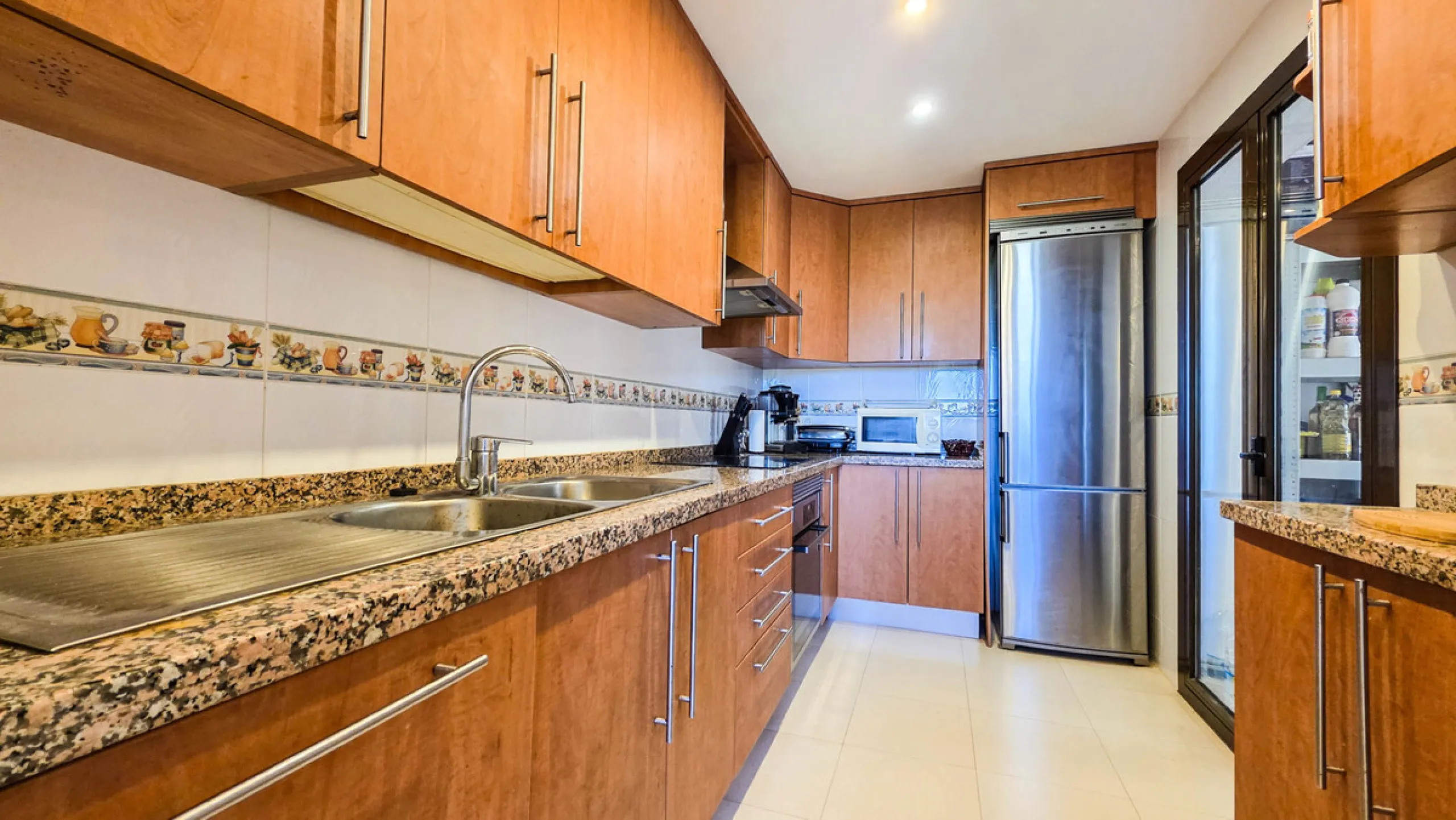 Positioned in a prime corner location within Phase 1 of a well-established development in La Duquesa, this penthouse offers panoramic sea views that truly define the property. From its elevated setting, the Mediterranean stretches across the horizon, crea