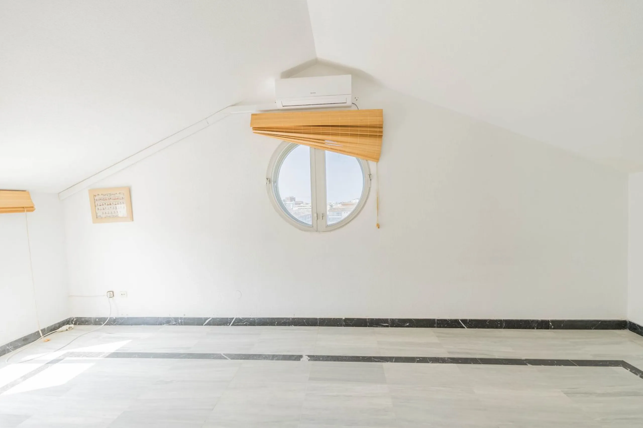 Are you looking for spaciousness, location, and sea views? This exclusive duplex penthouse, located on the seventh floor on Fuengirola's coveted Avenida Ramón y Cajal, has it all.